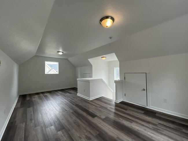 Building Photo - Bright End-Unit Townhouse with a Loft & Covered Patio