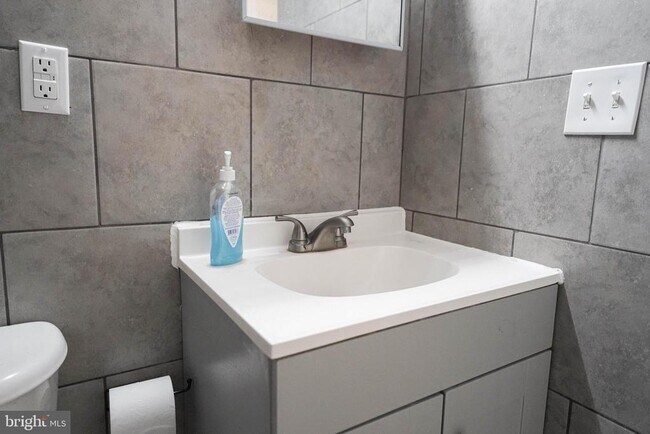 Building Photo - 231 Newton St