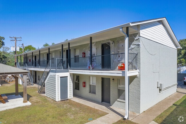 Exterior Tenant Entrances - Sandalwood Gardens
