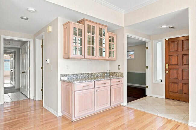 Building Photo - 680 Ridgeside Dr