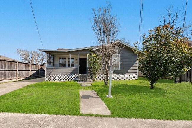 Building Photo - 214 N Hagerman St