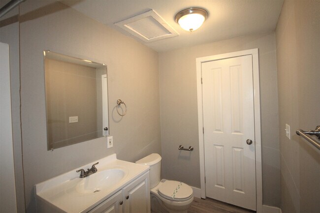 Building Photo - Classy 3BD/2BA House - Spacious Bedrooms, ...