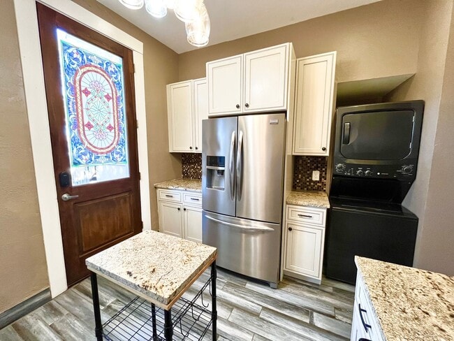 Building Photo - $1000 off Move in Special - Charming 2 bed 1 bath W/D in unit, free parking, renovated kitchen, f...
