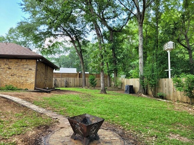 Building Photo - 504 Brookhollow Dr