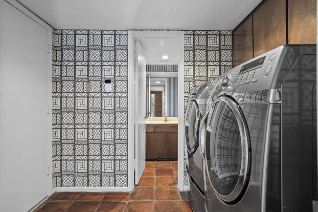 Building Photo - Amazing Mid-Century Modern 2 Bed, 2.5 Bath Ready for New Tenants- Eagle Mountain Saginaw ISD- 76179