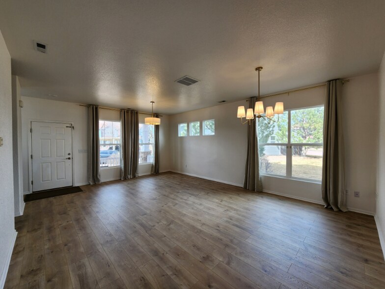 Building Photo - 2527 Shannara Grove