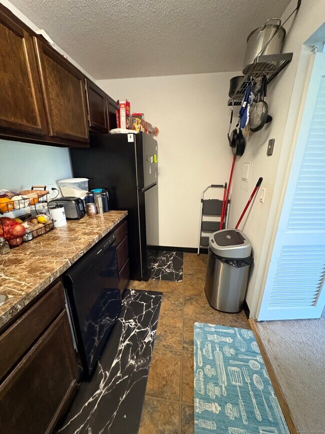 Building Photo - 962 High Path Rd