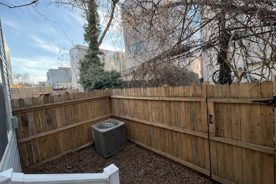 Building Photo - 2114 N Franklin St