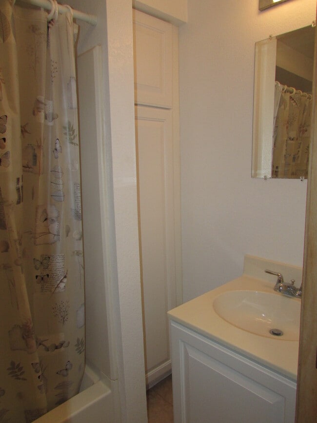 Building Photo - 3 BEDROOM | 2 BATH | SPACIOUS RAPID VALLEY...