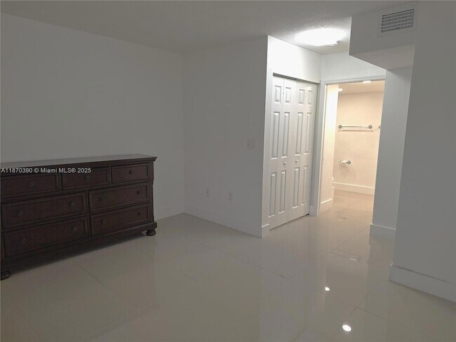 Building Photo - 1120 NW 124 Pl