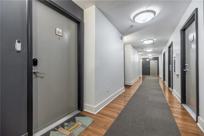 Building Photo - 1221 Caroline St NE