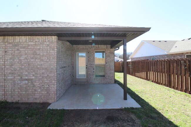 Building Photo - 1500 Ari Ave