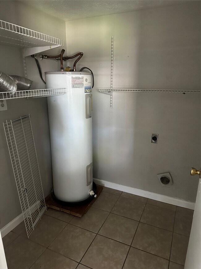 Building Photo - 635 Jeff Davis Dr