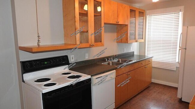 Building Photo - Charming 2 bedroom and 1 bath top-floor duplex located on Holmes St Kansas City, MO