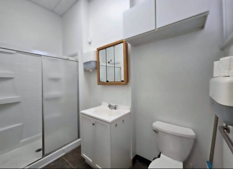 Full Bathroom - 4235 W Fullerton Ave