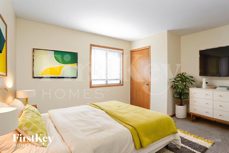 Building Photo - 915 Camelot Dr