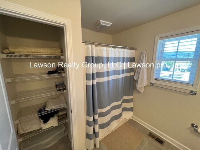 Building Photo - Upscale and Spacious Daleville Townhome