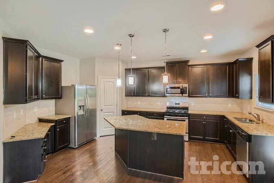 Building Photo - 451 Fredrick Dr