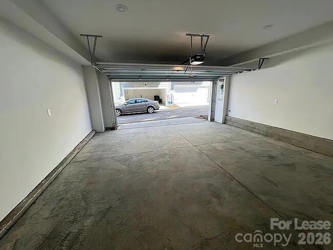 Building Photo - 2027 Tears Ln