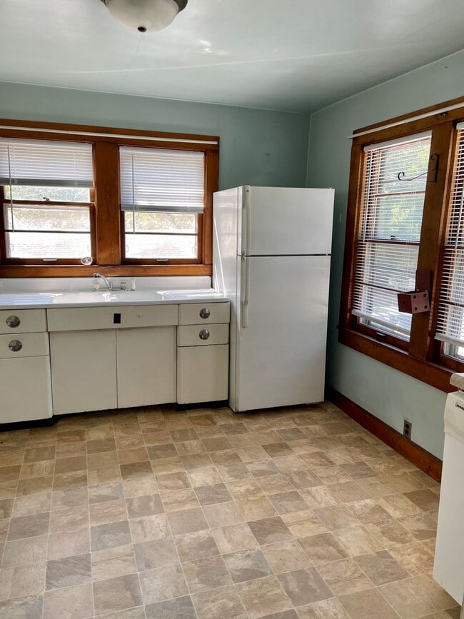 Building Photo - 3 bed/1 bath home near Upland Brewery avai...