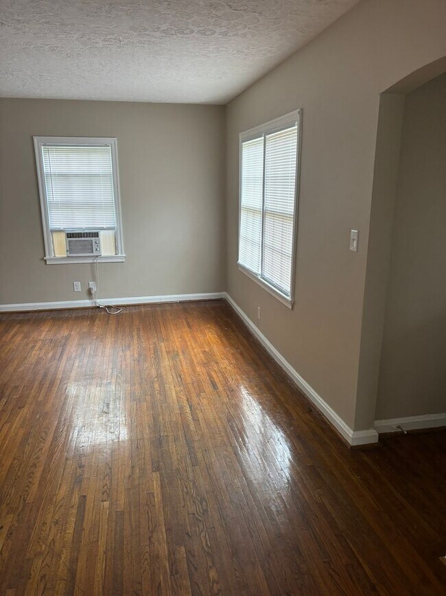 Building Photo - 3931 Dexter Dr