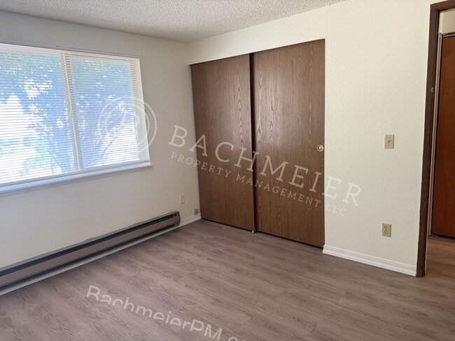 Building Photo - 912 SE Hailey Ave