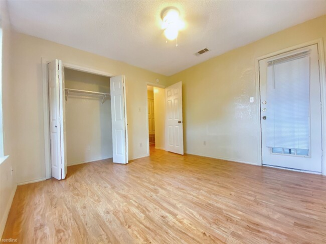 Building Photo - 2 br, 1 bath Condo - 404 Kenniston Dr B B