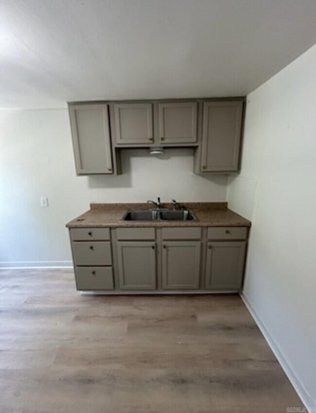 Building Photo - 1008 Kavanaugh Blvd