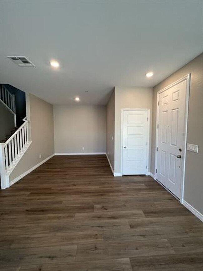 Building Photo - 3 Bedroom 2.5 Bathroom Townhome - Pet Friendly.