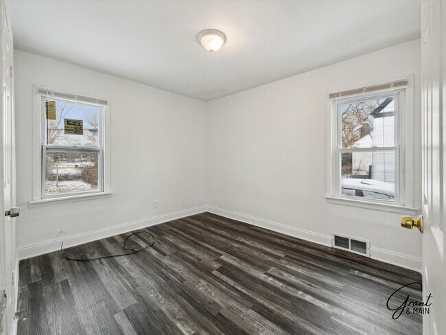 Building Photo - $1250 3 bedroom bungalow