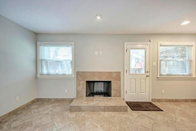 Building Photo - 1017 Solano Dr