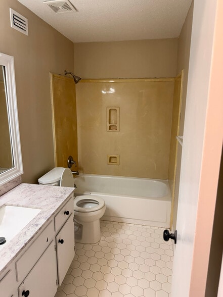 Building Photo - 2004 Pine Needle Dr E