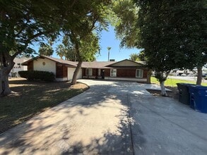 Building Photo - Luxury 4 Bedroom in Country Estates