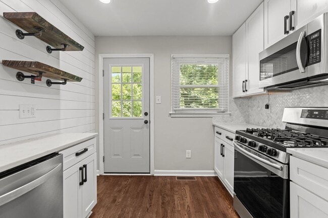 Building Photo - Adorable, Modern 3 Bedroom Ranch near Downtown Raleigh - Gorgeous finishes, open floorplan, updat...