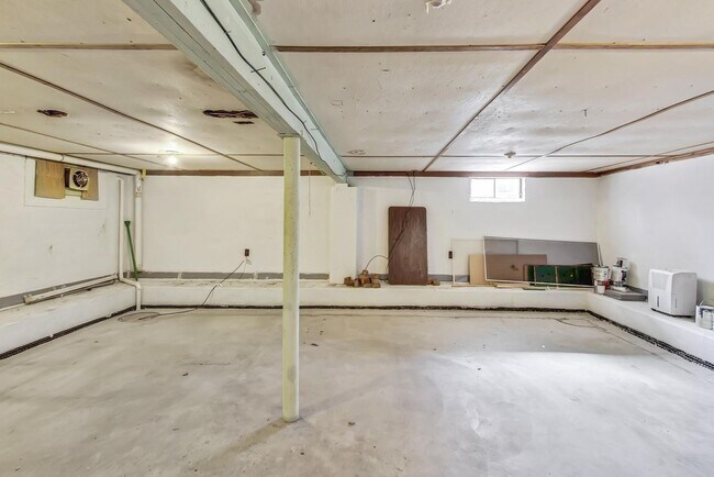 Building Photo - Fantastic in Frederick! Spacious 4 level Split -- 4 beds + 1 Full and 2 half baths