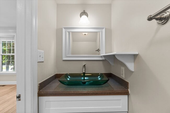 Building Photo - 2 Bed 2.5 Bath - Lakelands Townhome - Deta...