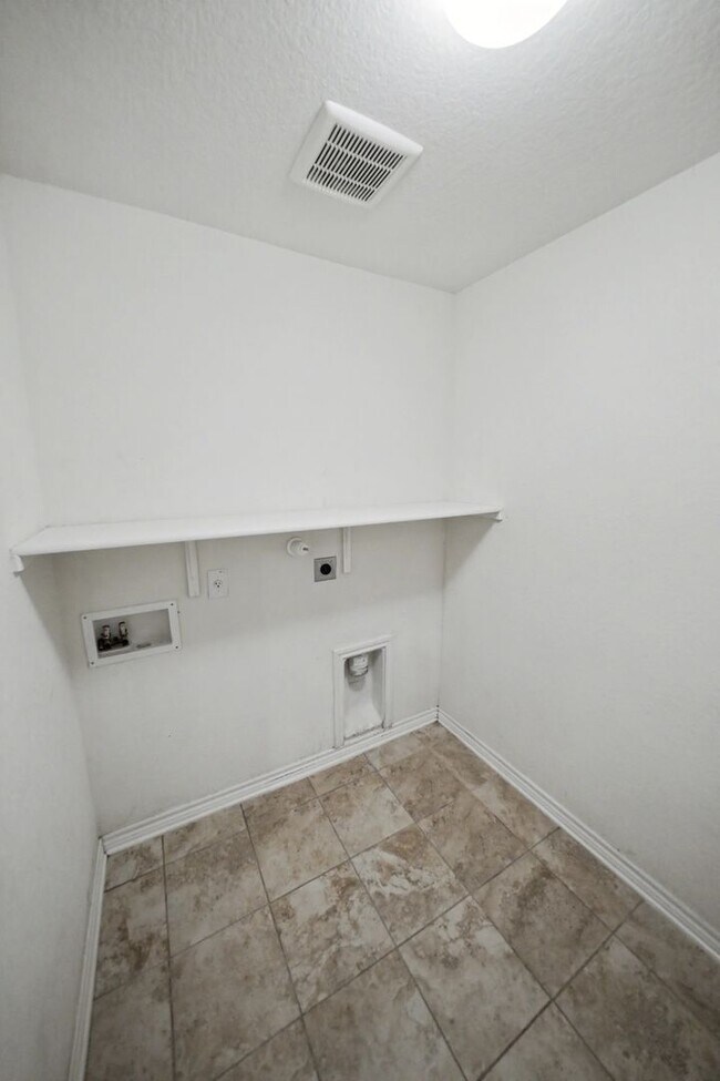 Building Photo - Stylish 3BR + Flex Home with Solar Near Randolph AFB - Realtor Commission: $500