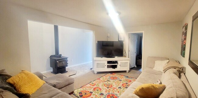 Building Photo - Pre-Lease Avail. 06/01 - Open & Bright, Updated Flooring, W/D Available