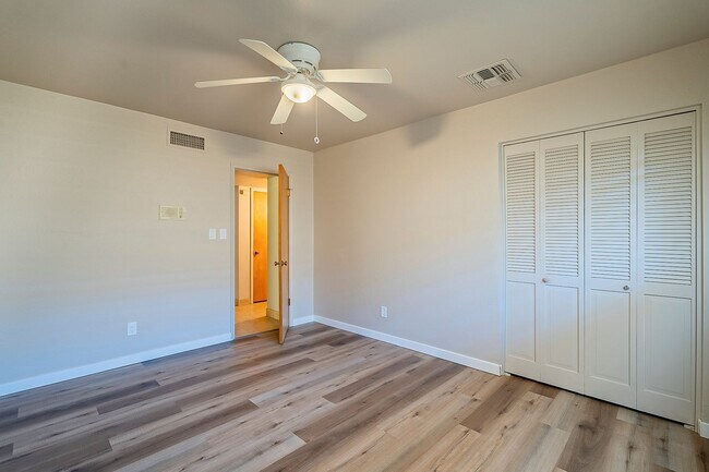 Building Photo - Move in Ready! 3 Bedrooms, 3 Bathrooms & P...