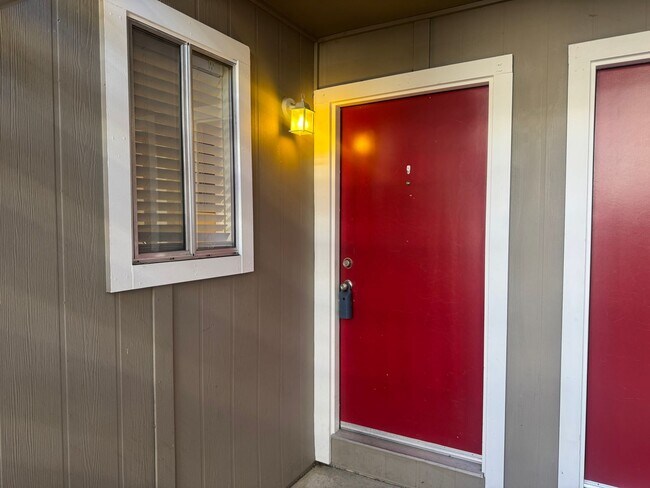 Building Photo - Gorgeous Lower End Unit with Inside Laundry Available Now!