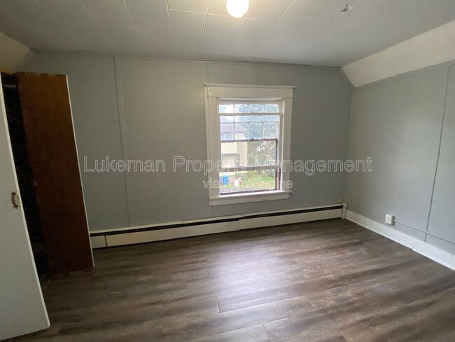 Building Photo - 513 Village St