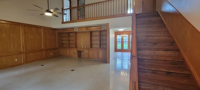 Building Photo - Vaulted Ceiling, Huge Yard, Close to Town