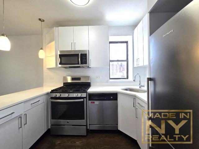 Building Photo - 3 bedroom in ASTORIA NY 11103