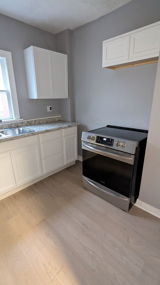 Building Photo - Welcome to your charming home located in the vibrant city of Akron