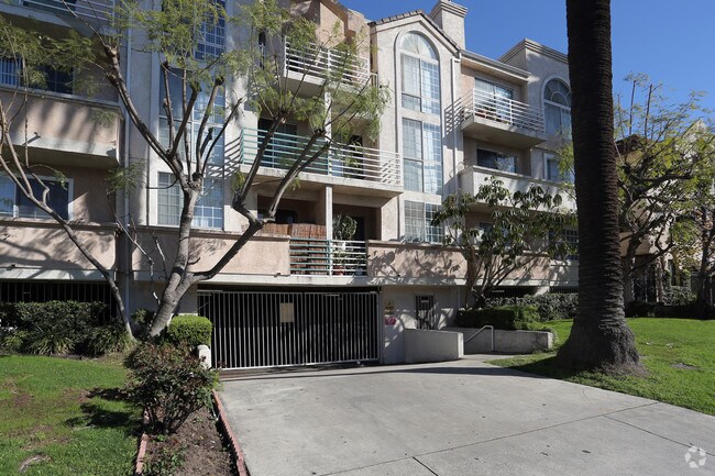 Building Photo - 330 S Harvard Blvd