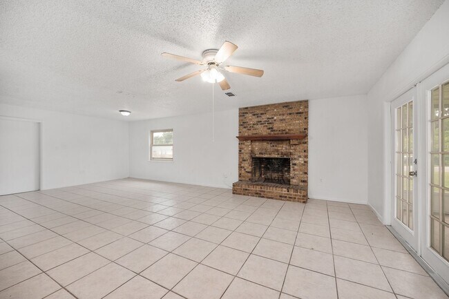 Building Photo - Spacious 3-Bedroom Home with Fireplace, Split Floor Plan & Screened Lanai in Southeast Ocala!