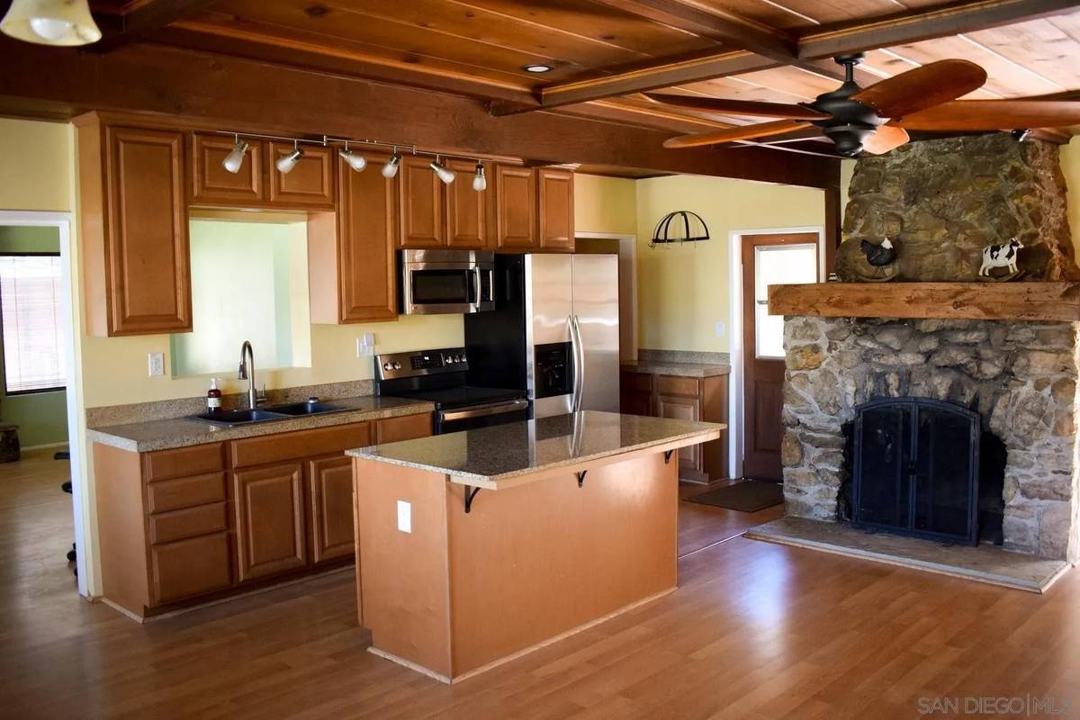 kitchen fire place - 7627 Pine Blvd