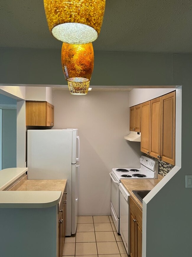 Building Photo - 1 Bedroom Apartment in Hampton Club – Move...