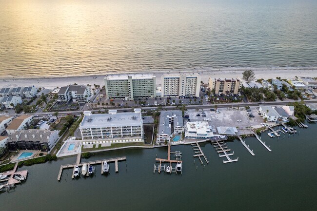Building Photo - Gorgeous 2/2 condo at Indian Shores