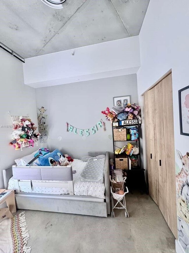 Building Photo - 10 SW South River Dr